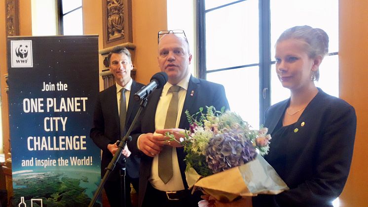 Anders Almgren (S) och Emma Berginer (MP) tar emot Lunds kommuns hedersomnämnande. Priset delades ut av Vancouvers borgmästare Gregor Robertson. Foto: Linda Birkedal, Lunds kommun