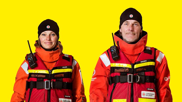 Helen Karlsson och Magnus Johansson är frivilliga sjöräddare och årets julmodeller för Sjöräddningssällskapet. 