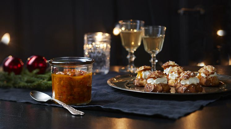 Petit choux, franska gräddbakelser, med havtornssylt passar perfekt till höstens bjudningar.