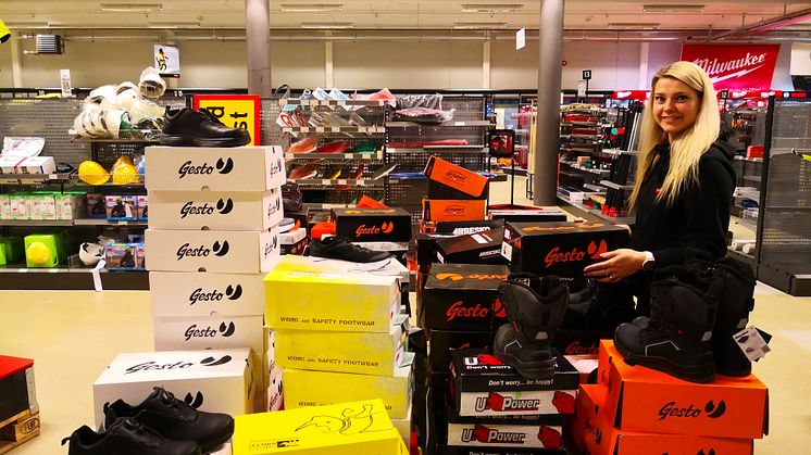 Det blir mye varer som skal sendes til TOOLS Trondheim sier Annette Kavli, butikkmedarbeider hos TOOLS Sandmoen