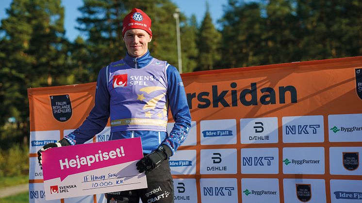 Anton Grahn fick genom segern i Svenska Spel Summer Tour skänka Hejapriset till moderklubben IF Hallby SOK.