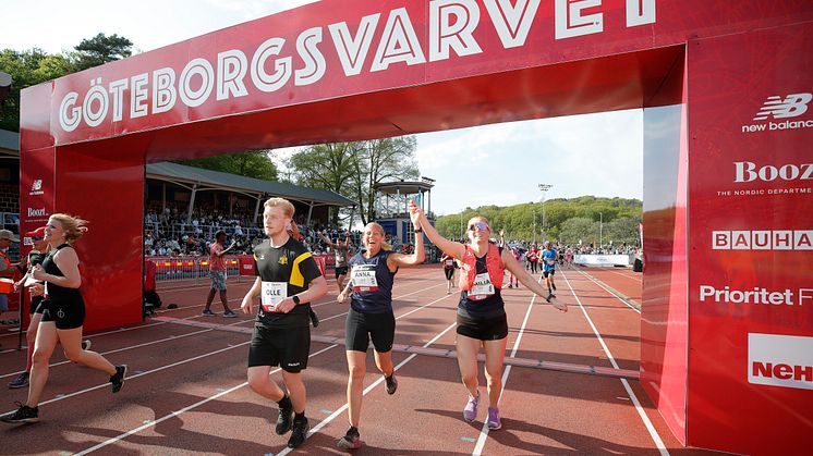 Löpare som springer i mål under Göteborgsvarvet 2023.