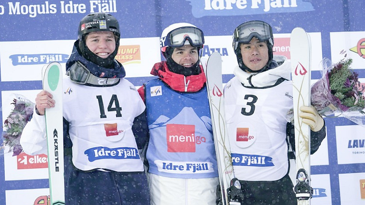 Frv.v Rasmus Stegfeldt (SWE), Mikael Kingsbury (CAN) och Ikuma Horishima (JPN). Foto: FIS.