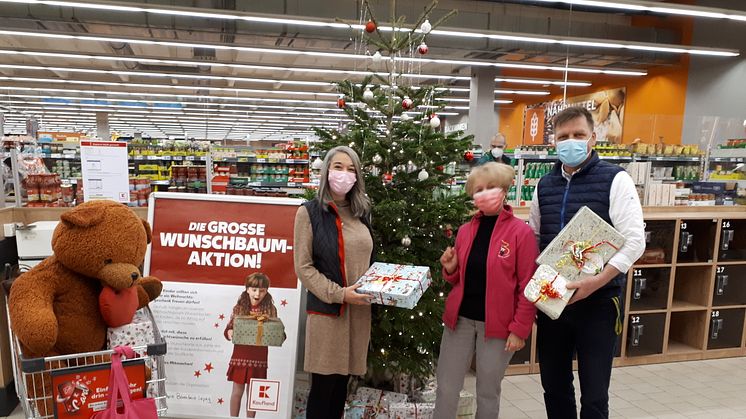 Frau Winter (Mitarbeiterin), Dr. Christine Börner (Bärenherz) und Filialleiter Herr Schubert freuen sich über erfolgreiche Wunschbaumaktion