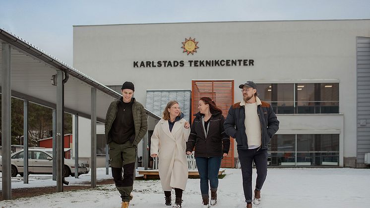 Studenter utanför Karlstads teknikcenter