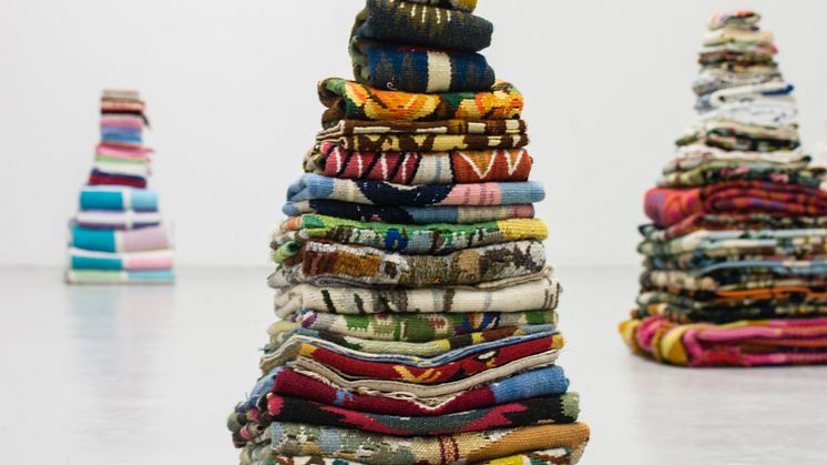 Petra Hultman_Arbete i textil, Mary Hultman (blandade textilier stående)