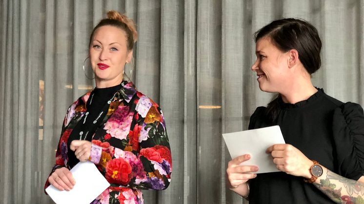 Restaurangchef Ida Ström och kökschef Elvira Lindqvist från Stellas arbetsgrupp presenterar årets nominerade.. Foto: Anna Lind Lewin.