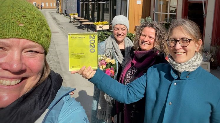 Anikken Sunde (NRK) overrakte prisen på vegne av Norsk Komponistforening til Alpaca Ensemble i Trondheim. Foto: Anikken Sunde