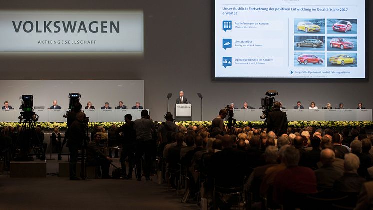  Årsstämman: Volkswagen-koncernen tillkännager mångmiljardinvesteringar i miljövänlig teknik. 