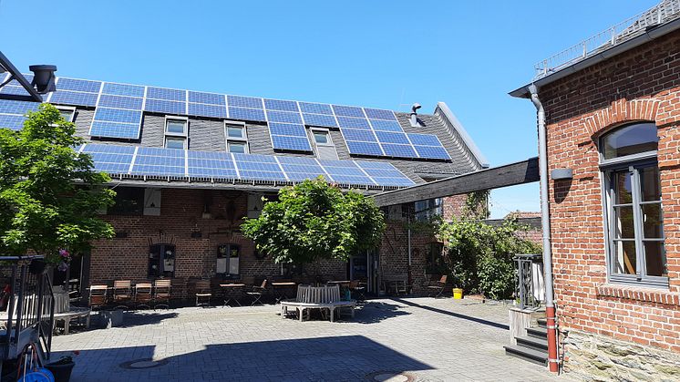 Der idyllische Innenhof des Mehrgenerationenhauses in Löhnberg bietet das passende Ambiente für die Veranstaltungsreihe „Ins Freie!“.