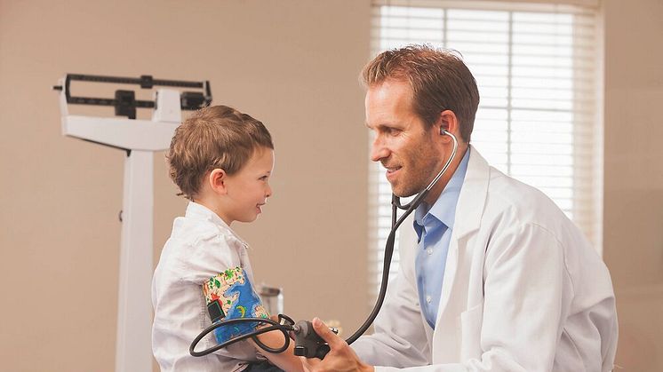Bereits im Kleinkindalter sollte man den Blutdruck regelmäßig beobachten. Denn rechtzeitig entdeckt, kann Bluthochdruck bei Kindern erfolgreich behandelt und schwere Folgen für Herz und Gefäße können so verhindert werden.