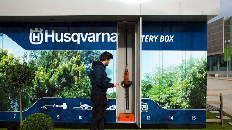 Husqvarna Battery Box är en uppkopplad och obemannad verktygsbod som rymmer 30 elektroniska förvaringsskåp med olika batteridrivna trädgårdsredskap som kan hyras via en app.
