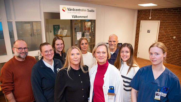 På bilden ser ni Camilla Kindahl (i mitten till vänster), medicinskt ansvarig sjuksköterska i Svalövs kommun och Cecilia Persson (t.h), verksamhetschef Vårdcentralen Svalöv, tillsammans med några ur hemsjukvårdsteamets läkare och sjuksköterskor.
