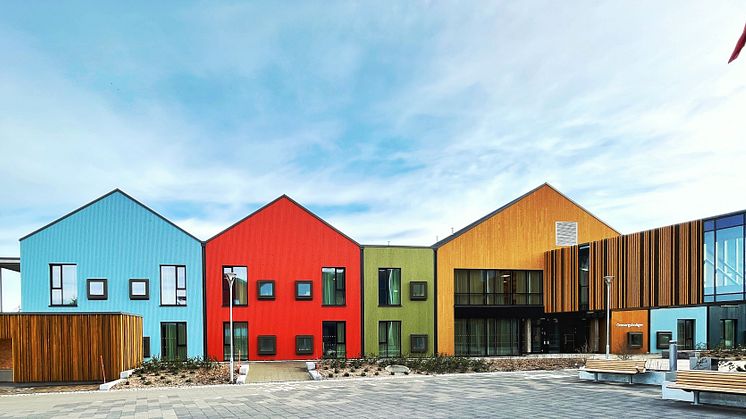 Fargeglade Frøya helsetun skaper atmosfære og trivsel for beboerne. Foto: LINK Arkitektur.