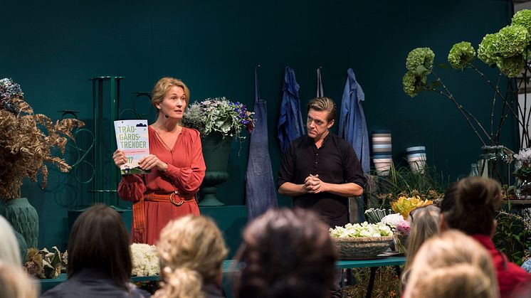 Malin Hindesäter and Fredrik Larsson on stage interpret garden trends at Elmia Garden