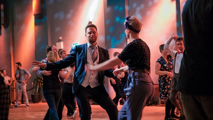 Mattias Bruzelius och Hanna Danielsson swingar loss i en Lindy Hop på Cats' Corners Wednesday Night Hop