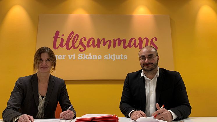 Maria Nyman, Trafikdirektör och Saman Tondnevis, affärsområdeschef, båda på Skånetrafiken, skriver på de fyra nya avtalspaketen som börjar gälla 2021/2022
