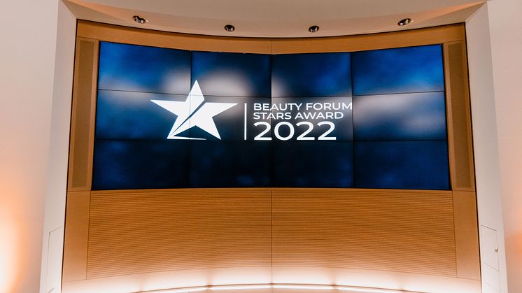 Die feierliche Preisverleihung der Beauty Forum Stars Awards 2022 fand am 18. November im „Fifty Heights“-Tower in Frankfurt am Main statt. Bild: HeyMo / Moritz Schleiffelder