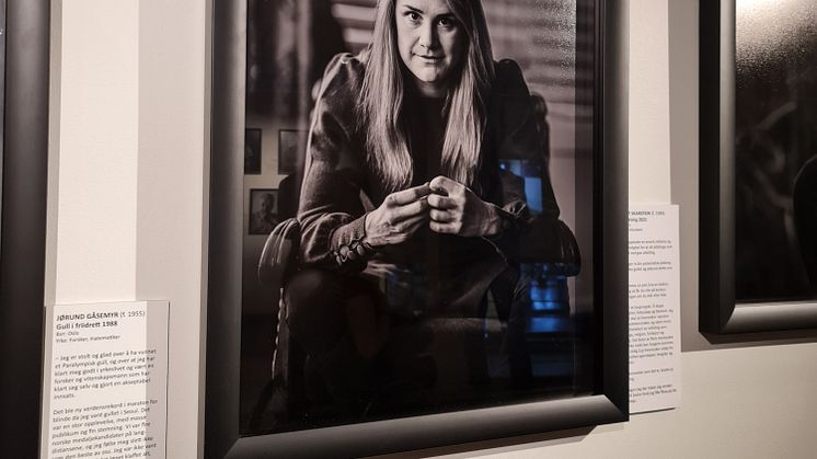 Portrett av Birgit Skarstein på veggen i OL-museet.
