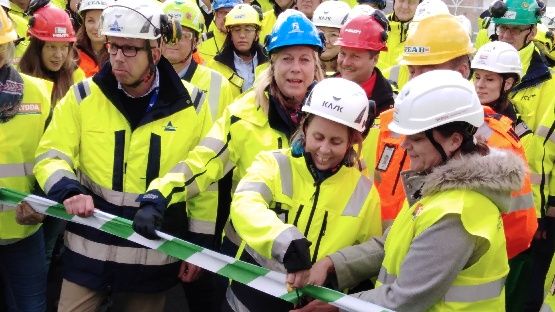 Carin Stoeckman, förbundsordförande Sveriges Byggindustrier, klipper bandet vid måndagens invigning av byggbranschens säkerhetspark nära Arlanda flygplats. Bild: Thomas Anderssson