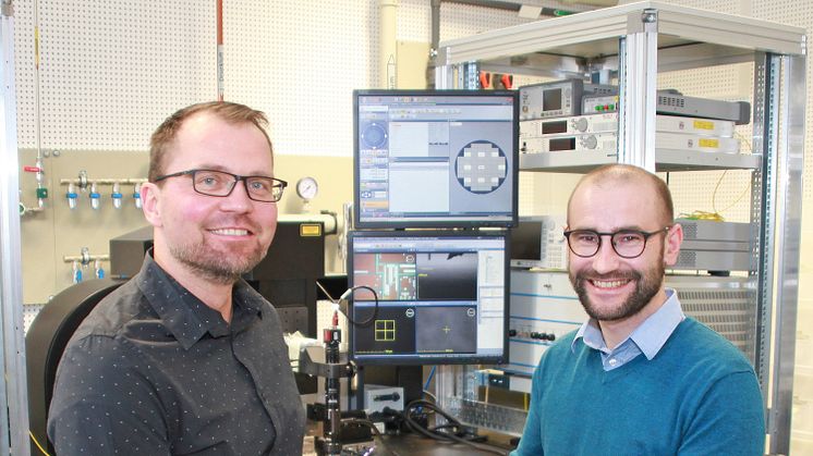 Gewinner des Leibniz-Gründerpreises 2021 – Prof. Dr. Andreas Mai (links) und Dr. Patrick Steglich (rechts) vom Leibniz-Institut für innovative Mikroelektronik. (Foto: IHP)