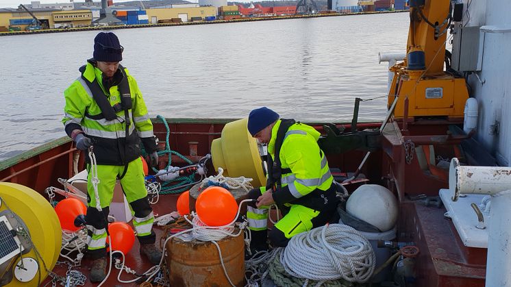 Mike Voellmecke og David A. Benton installerer miljøovervåking på Drammen Havn.