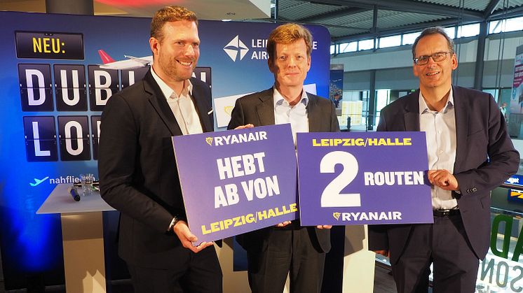 Andreas Gruber, Götz Ahmelmann und Volker Bremer präsentieren die neuen Flugverbindungen