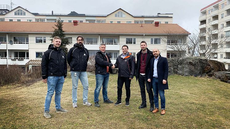 Från vänster: Benny Hesselgren, Niklas Hjelm och Roger Malmquist från Victoria Park, samt Stefan Younes, Jonathan Deal och David Gutierrez från Fastighetsägarna Service.