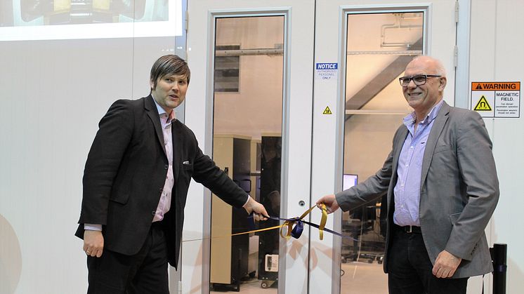 Avdelningschef Joel Andersson och prorektor Jan Theliander knyter gladeligen upp rosetten och förklarar maskinen invigd.