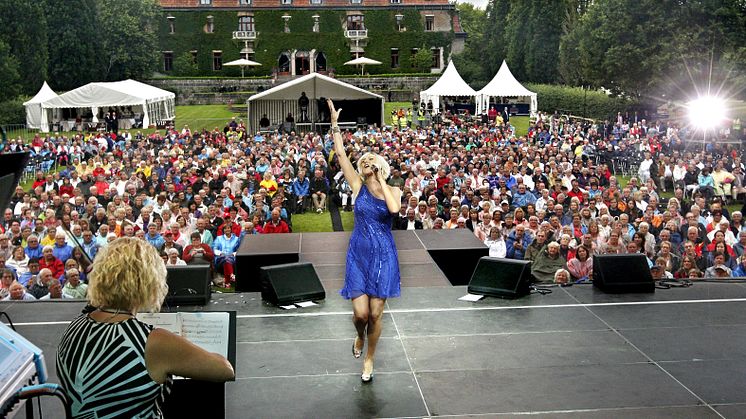 Sommarshow med Sanna Nielsen från slottsparken visas i svt1 