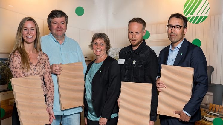 På Svanekonferansen delte vi ut priser for beste markedsføring og bruk av Svanemerket. Prisvinnerne er: Trude Ertresvåg (Sykehusinnkjøp), Alan Ulstad (Heydi), Anita Winsnes (Svanemerket), Martin Gustafsson (Carlings), Kai Gulbrandsen (Princess).