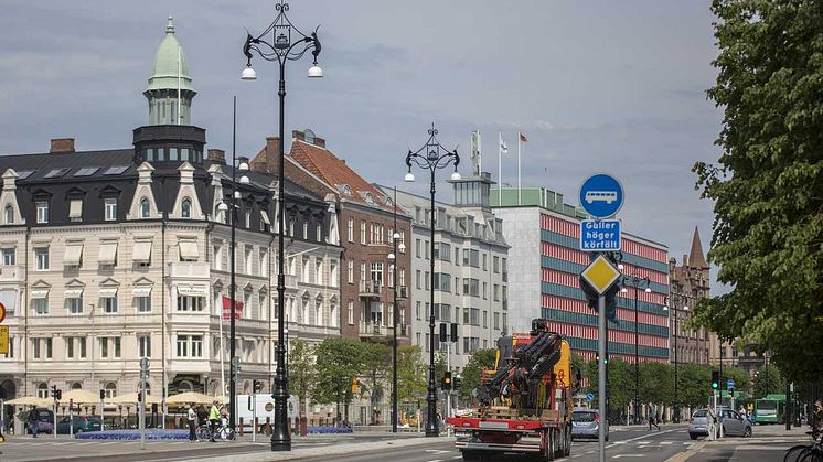 Stolparna finns i två varianter, en enkel och en dubbel med stadsvapen. De är utrustade med LED-lampor som kan lysa i olika färger.