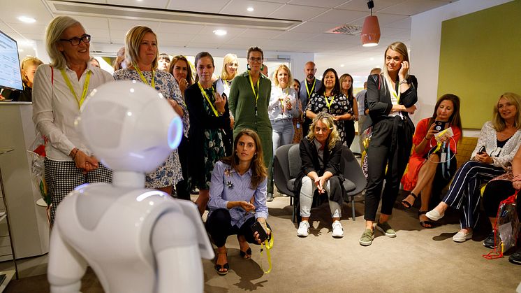 Pepper presenteras för kollegorna på TUI