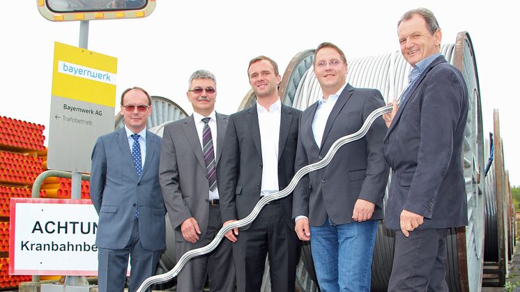 Foto: vl.: Edgar Müller, verantwortlich für die Region Oberfranken und die Bayernwerk-Techniker Konrad Walter, Alexander Pfister, Rainer Höfner und Siegfried Lauger