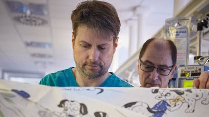 Andrea Manzotti DO (l.) auf einer Neonatal Intensive Care Unit, einer Intensivstation für Frühgeborene.