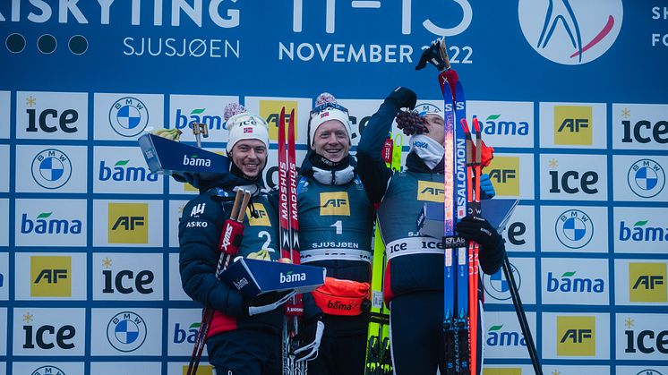 SMAKEN AV SUKSESS: Sturla Holm Lægreid, Johannes Thingnes Bø og Vetle Sjåstad Christiansen er alle tre klare for verdenscupen i Kontiolahti om to uker. Foto: Christian Haukeli