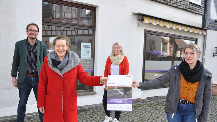 Hilft beim ersten Schritt raus aus der Abhängigkeit: Das Team von Step One am Marktplatz von Treysa mit (von links) Rasmus Terörde, Anna Roth, Maya-Leonie Lipphardt und Jennifer Greve.