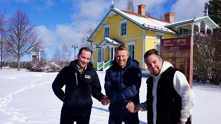 Faluföretaget Heymakers är ny mat- och nöjesleverantör till Vansbrosimningen. På bilden syns Vansbrosimningens generalsekreterare Tomas Viker skaka hand med Heymakers Sebastian Fager och Robin Olausson. Foto: Vansbrosimningen