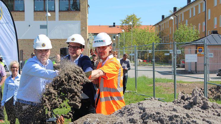 Anders Stjärnberg, VD HSB Östergötland, Elias Aguierre, Samhällsbyggnadsnämndens ordförande och Robert Ohlsson, arbetsledare på Peab tog det första spadtaget för HSB brf Panorama i Berga park i Linköping.