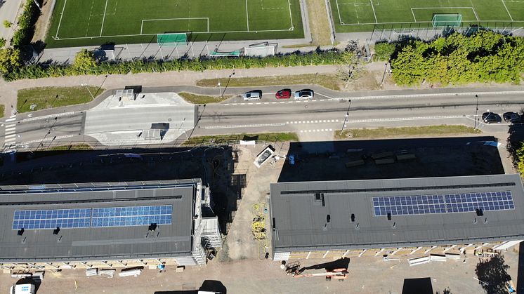 Vy över solcellerna på taken till lägenhetshusen i BoKlok Pilkvisten. Solcellerna driver el till hela byggarbetsplatsen under byggfasen. 
