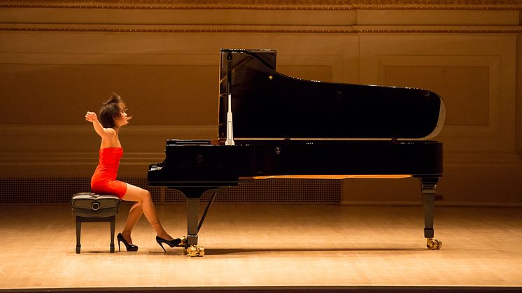 Den kinesiska pianisten Yuja Wang uppträder med London Symphony Orchestra, LSO, på Malmö Live. Foto: Ian Douglas