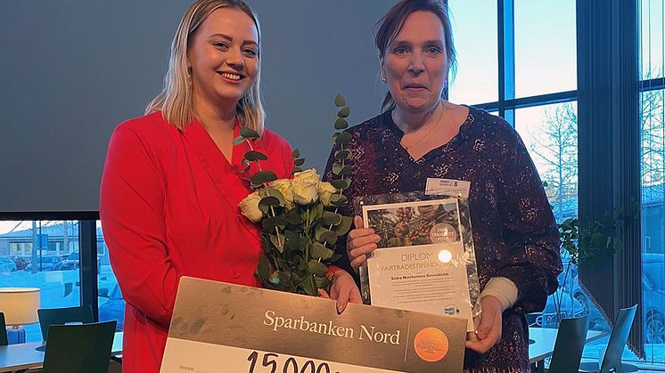 Kata Nilsson delade ut stipendiet till Anna-Karin Laitamaa, ordförande i Södra Norrbottens Kennelklubb.       Foto: Stina Eriksson
