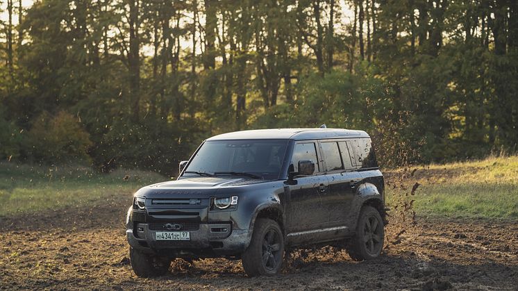 Behind the scenes image of the New Land Rover Defender featured in No Time To Die _02