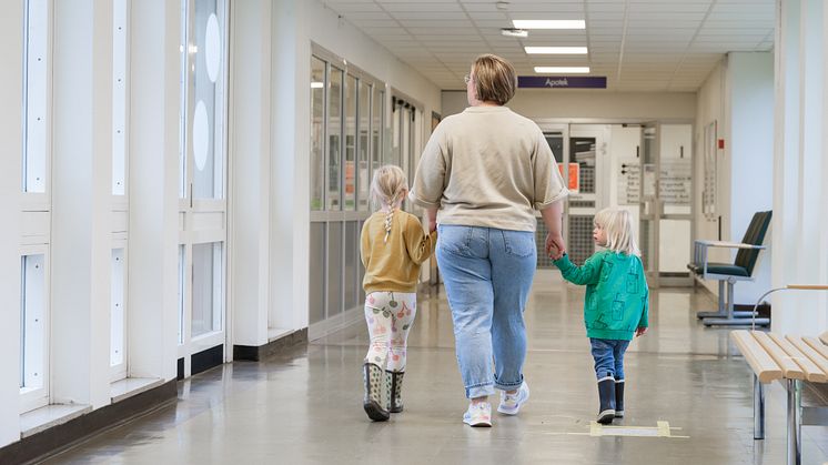 Familj i korridor på Skellefteå lasarett - foto Klas Sjöberg