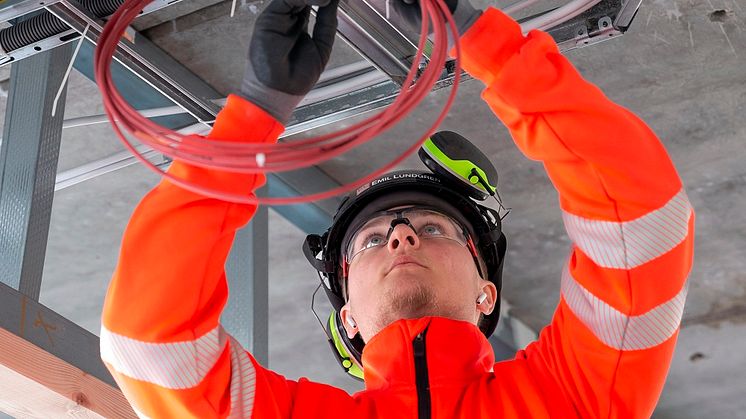 Pontus Löfgren, elektriker på Emil Lundgren, drar kablar till brandlarmet i Science Park Towers.