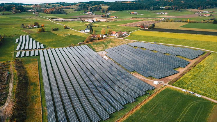 Im schwäbischen Leutkirch, Ortsteil Diepoldshofen, erzeugt eine neue PV-Anlage Strom, der rechnerisch den jährlichen Bedarf 4.500 Privathaushalten deckt.