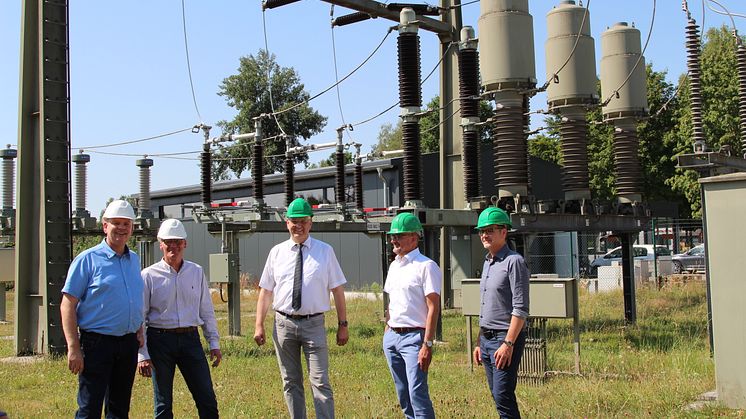 Im Umspannwerk Delbrück: Ulrich Halsband (Leiter Betriebsstelle Delbrück), Frank Rathert (Projektleiter Anlagenbau), Werner Peitz (Bürgermeister Stadt Delbrück), Andreas Speith (Geschäftsführer WW), Marcus Hustadt (Leiter Betrieb Süd) (v.l.)