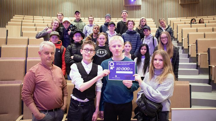 Sjöfruskolans klass 8A från Tomtebo i Umeå vann regionfinalen i Teknikåttan. Längst fram syns NO-läraren Johnny Sandqvist, Emil Cadavid Strid, Frej Lindberg och Wilma Möller. Foto: Sara-Lena Brännström