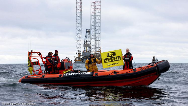 Greenpeace-Aktivist:innen demonstrieren mit Schlauchbooten und auf Plattform gegen Gasbohrung vor Borkum