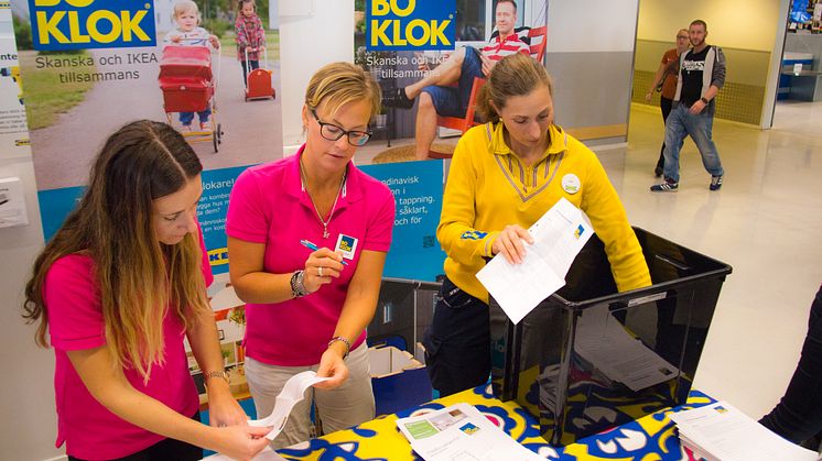 På säljstarter hjälps BoKlok och IKEA personal åt att dra turordningslapparna